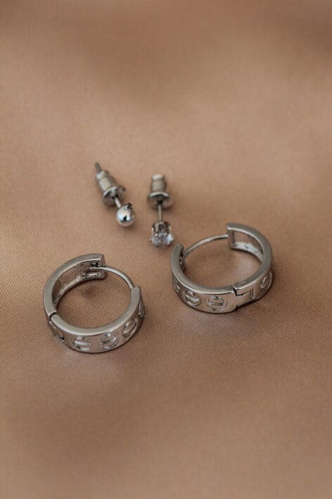 Silver Renk Metal Marka Model Taşlı Küpe Seti - Görsel 2