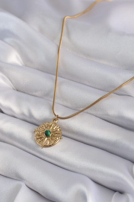 316L Çelik Gold Renk Yeşil Taşlı Kutup Yıldızı İşleme Madalyon Model Kadın Kolye - Görsel 2