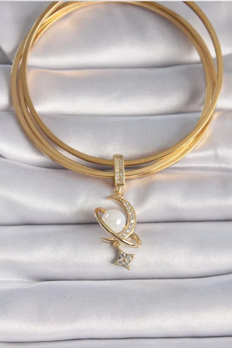Pirinç Gold Renk Zirkon Taş Detaylı Hilal Model Sallantı İncili Ajda Charm - Görsel 2