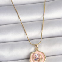 316L Çelik Gold Renk Zincir Pembe Renkli Çiçek İşlemeli İnci Detay Portre Model Kadın Kolye