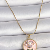 316L Çelik Gold Renk Zincir Pembe Çiçek İşlemeli İnci Detay Portre Model Kadın Kolye