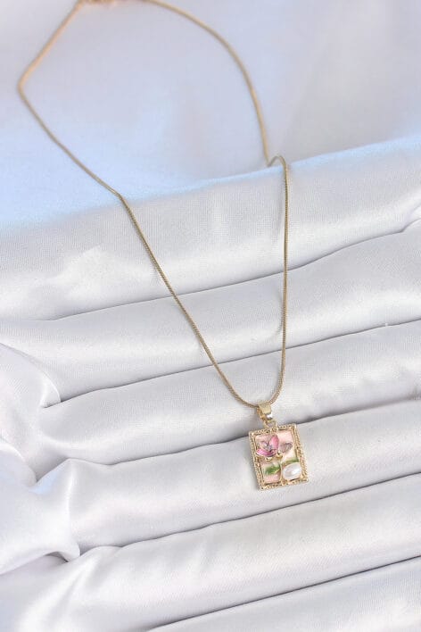 316L Çelik Gold Renk Pembe Mineli Çiçek İşlemeli İnci Detay Portre Model Kadın Kolye - Görsel 2