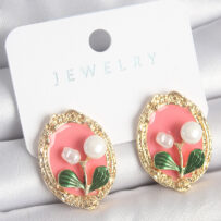 Pirinç Gold Renk Pembe Mineli İncili Çiçek İşlemli Portre Model Kadın Küpe