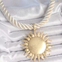 Kırık Beyaz Halat Model Gold Renk Güneş Figürlü Pirinç Kolye