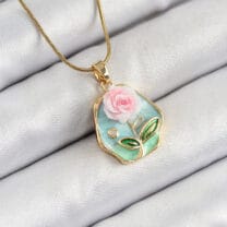 316L Çelik Zincir Zirkon Taşlı Pembe ve Yeşil Sanatsal Portre Gül Figürlü Beşgen Model Gold Renk Kadın Kolye
