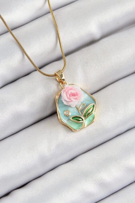 316L Çelik Zincir Zirkon Taşlı Pembe ve Yeşil Sanatsal Portre Gül Figürlü Beşgen Model Gold Renk Kadın Kolye