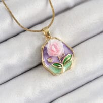 316L Çelik Zincir Zirkon Taşlı Pembe Ve Mor Sanatsal Portre Gül Figürlü Beşgen Model Gold Renk Kadın Kolye