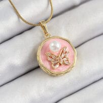 316L Çelik Zincir Zirkon Taşlı Pembe Sanatsal Portre İnci Detaylı Kelebek Model Gold Renk Kadın Kolye