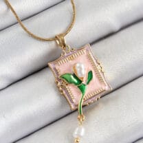 316L Çelik Zincir Pembe Sanatsal Portre Sallantılı İnci Detaylı Lale Model Gold Renk Kadın Kolye