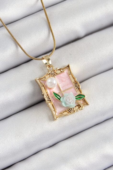 316L Çelik Zincir Pembe Sanatsal Portre İnci Detaylı Gül Figürlü Model Gold Renk Kadın Kolye