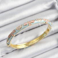 Mineli Pirinç Mavi Ve Pembe Çiçek Motifli Gold Renk Kadın Kelepçe