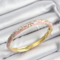 Mineli Pirinç Pembe Çiçek Motifli Gold Renk Kadın Kelepçe
