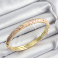 Mineli Pirinç Pembe Ve Yavru Ağzı Çiçek Motifli Gold Renk Kadın Kelepçe