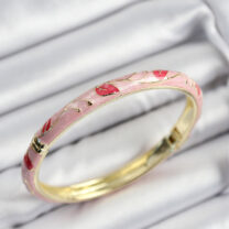 Mineli Pirinç Kırmızı ve Pembe Yaprak Motifli Gold Renk Kadın Kelepçe